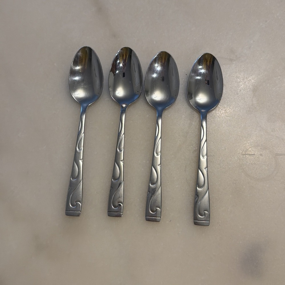 Set of 4 Oneida" Tuscany" Scrolls Teaspoons Stainless Steel Flatware (6.25")